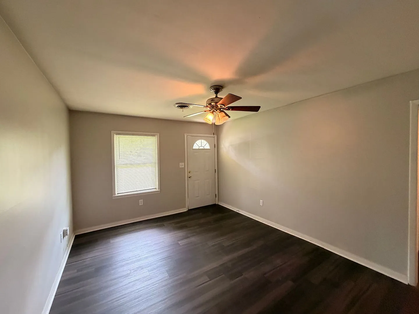 Nice 2 BR/1 Bath Duplex - Covered Parking & Large Backyard — Photo 4