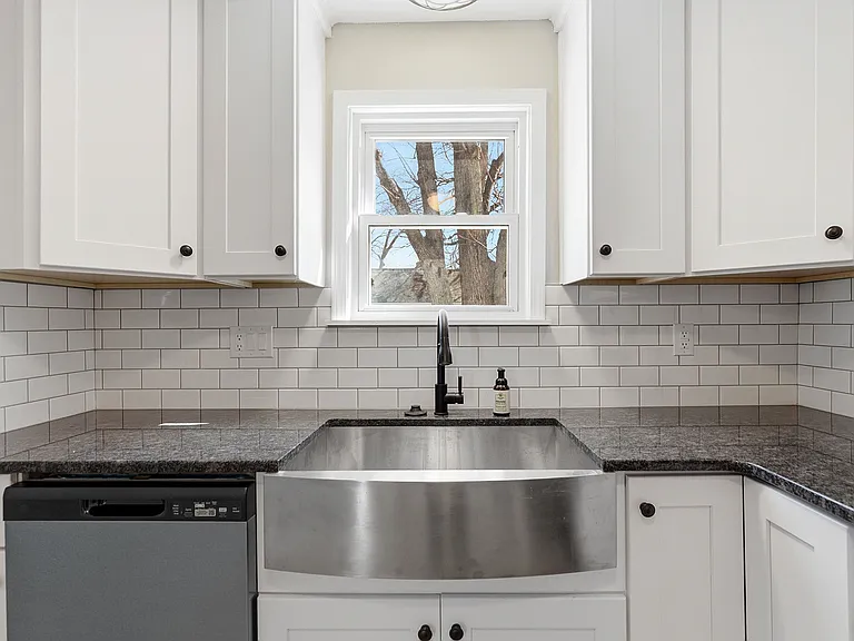 411 W Bernhard Ave — Photo 5