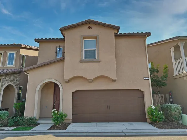 6293 E Valley Edge Dr, Fresno, CA 93727