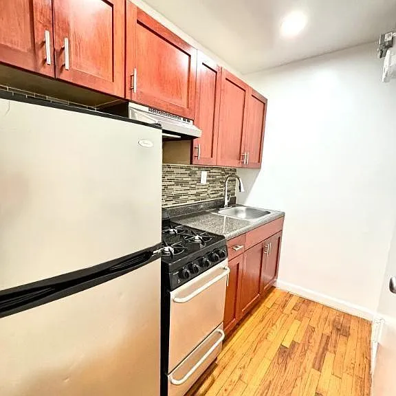 332 E 95th St #19 — Photo 4