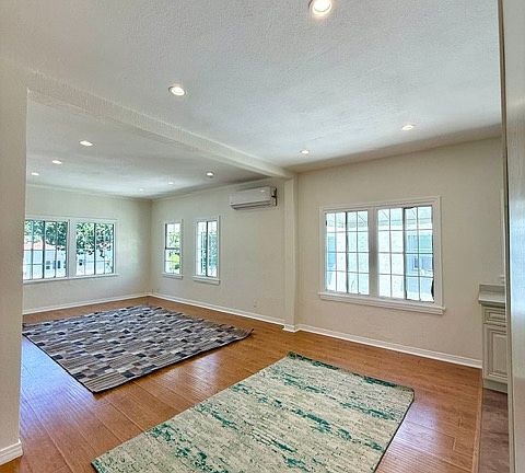 2nd image of 916 E Garfield Ave #1/2