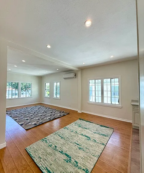 916 E Garfield Ave #1/2 — Photo 2