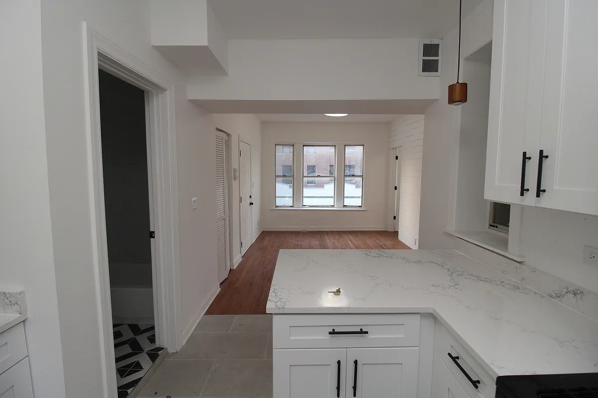 Building Photo - 1941 W Augusta Blvd #3E