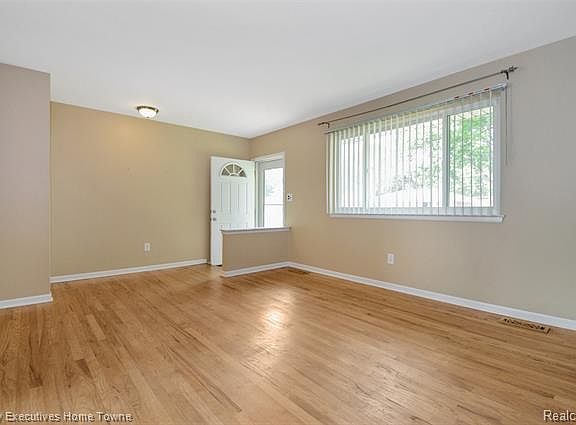 4th image of 31708 Fairfield Dr