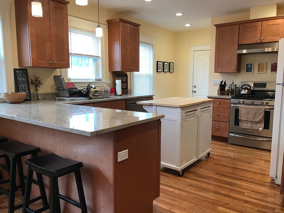 All new Granite Kitchen with Peninsula seating!