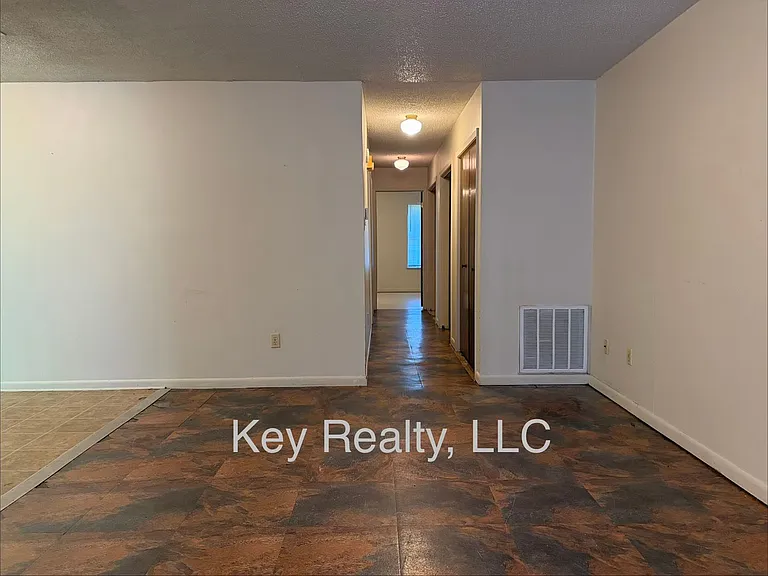 2519 Llewellyn Dr — Photo 2