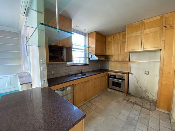 4th image of 151 E 83rd St Penthouse C