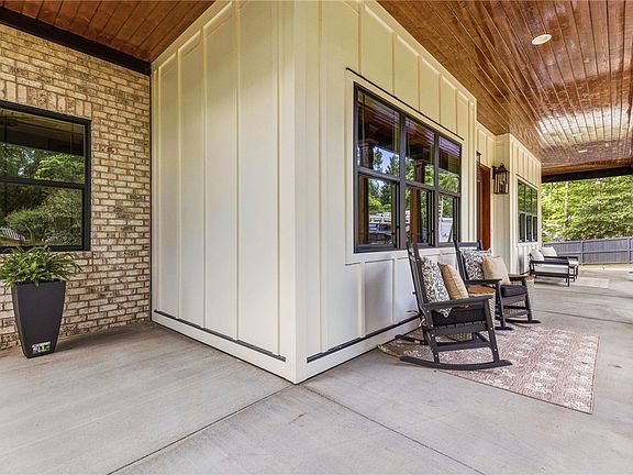 5th image of 118 Crown Oak Ct