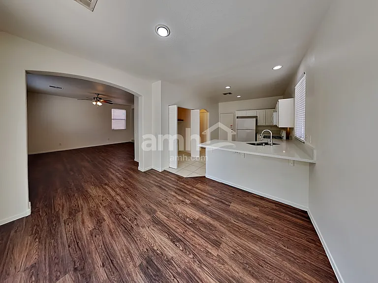 1041 Sweeping Vine Ave — Photo 4