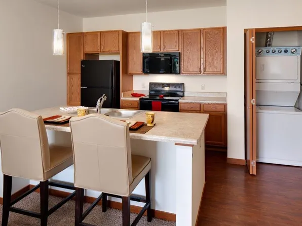 215 Lincolnshire Pl APT 207, Wales, WI 53183