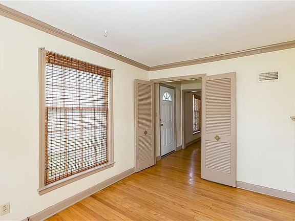 5th image of 122 N Taylor St