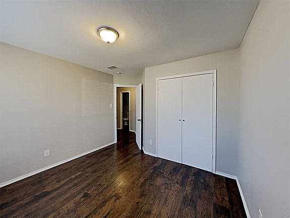 4th image of 833 Weaver St