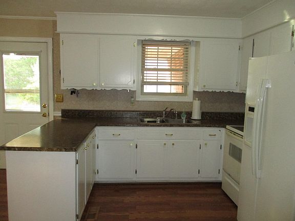 4th image of 26 Nancy Dr