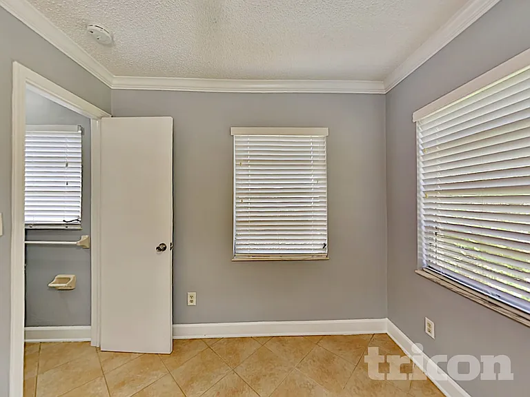 225 W King St — Photo 13