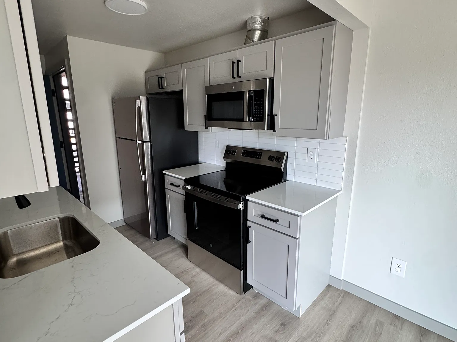 2 bed, 1060 sqft, $2,100 — Photo 2