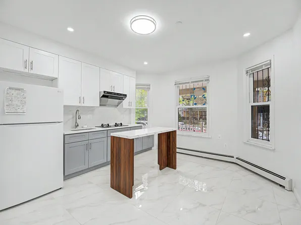 (undisclosed Address), Woodhaven, NY 11421