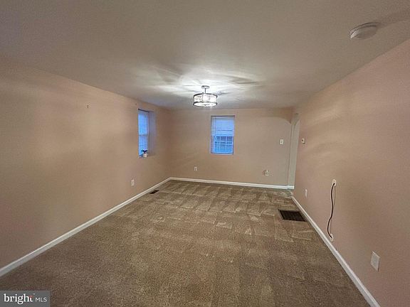 3rd image of 613 Hay Rd