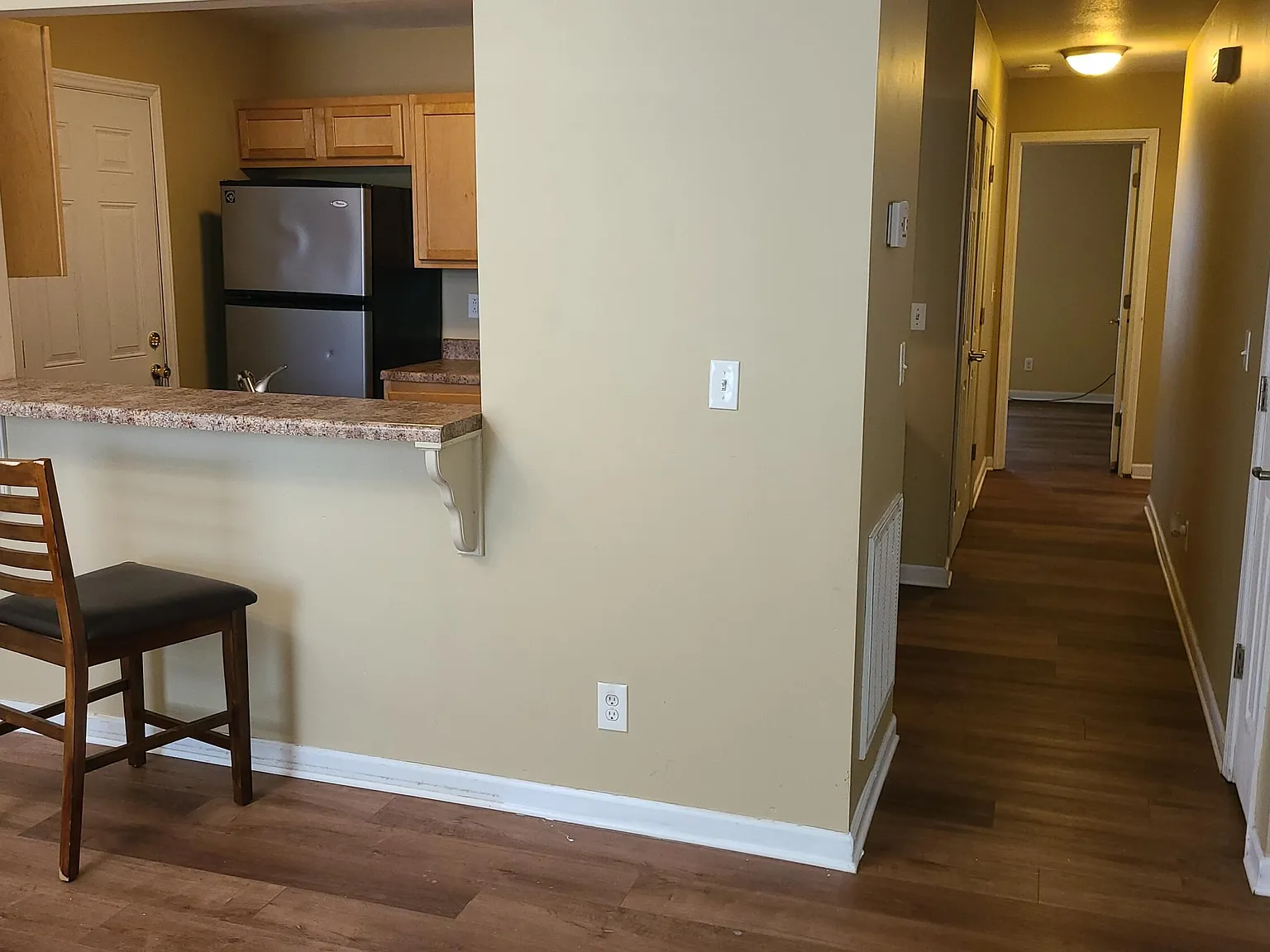 3 bed, 1050 sqft, $1,600 — Photo 2
