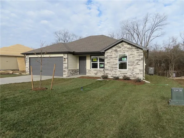 911 Redbud Dr, Paola, KS 66071
