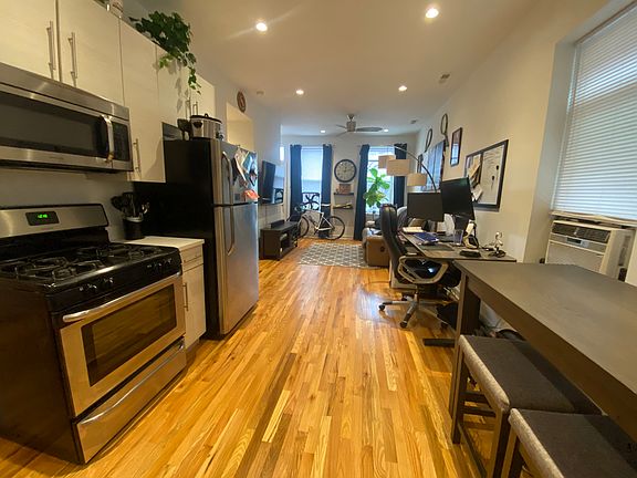 3rd image of 1452 N Greenview Ave APT 1F