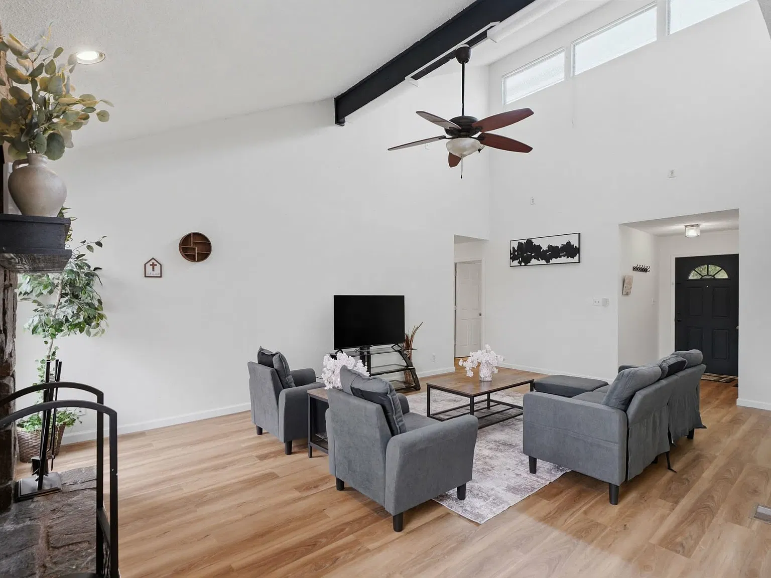 3 bed, 1382 sqft, $1,900 — Photo 3