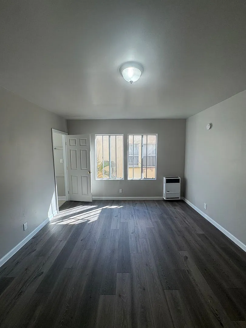 Crenshaw Apts LLC — Photo 4