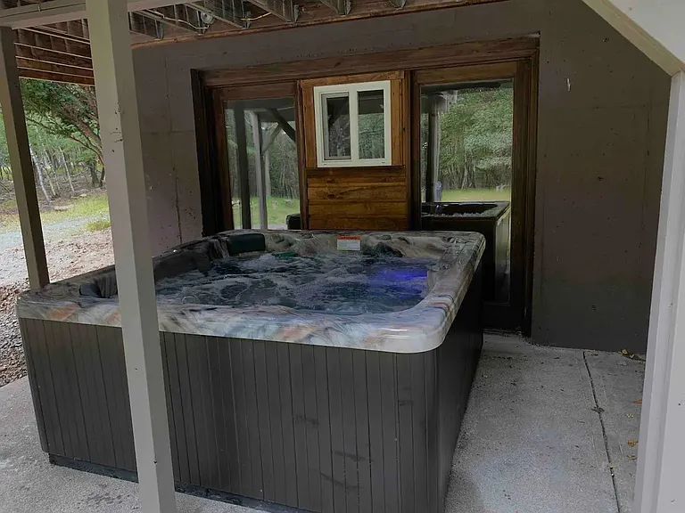 Outdoor Hot Tub / Jacuzzi