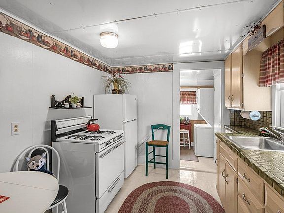 2nd image of 130 6th St S