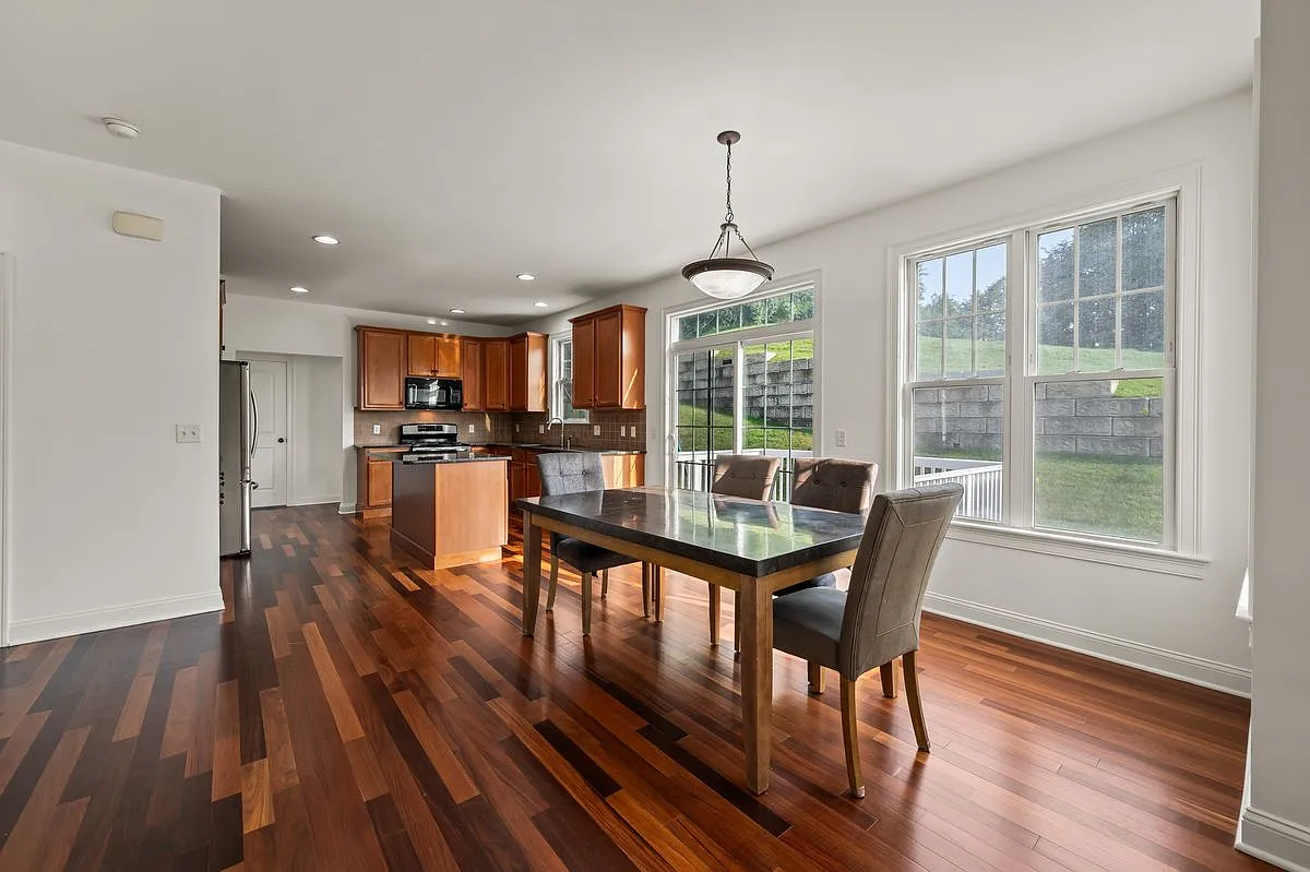 4 bed, 2.5 bath, 2564 sqft, $4,000 — Photo 2