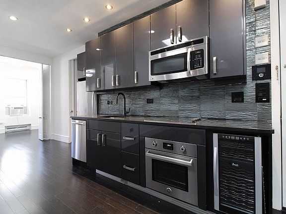 3rd image of 164 E 61st St #400