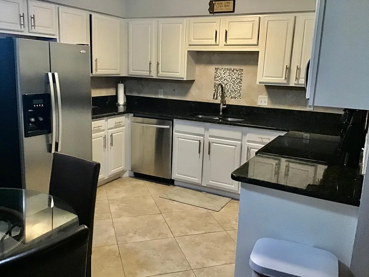 Kitchen - 633 Palm View Dr #4