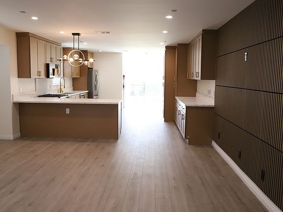 5th image of 622 W 55th St