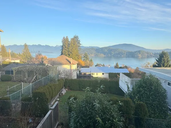 694 School Rd #8, Gibsons, BC V0N 1V9