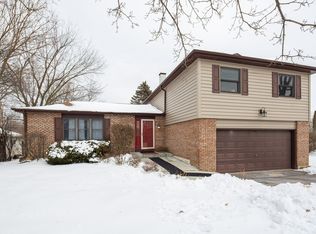 101 Lake Shore Dr, Oakwood Hills, IL 60013