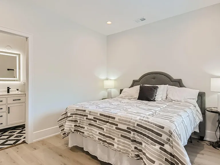 1420 W Winnemac Ave #1 — Photo 14