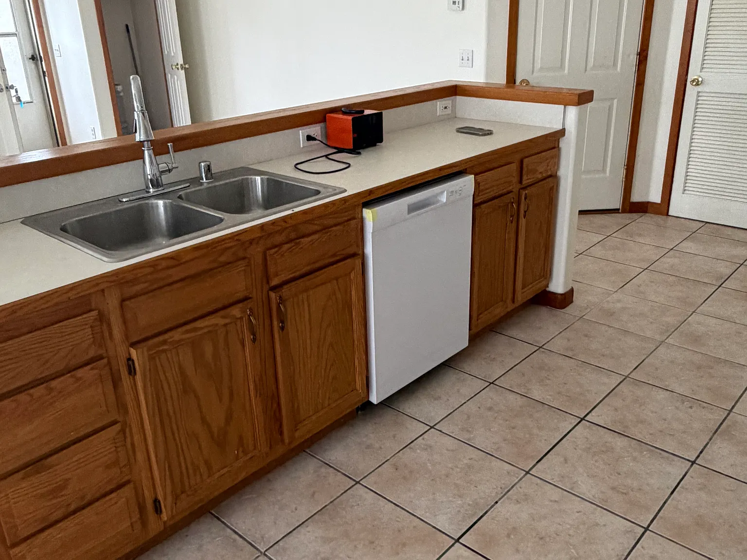 2 bed, 1000 sqft, $1,900 — Photo 2
