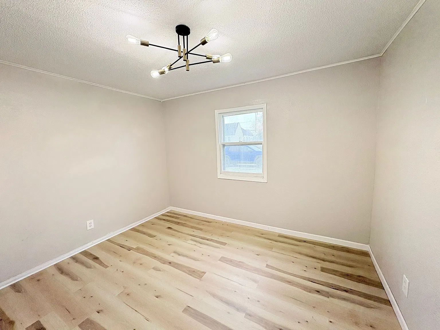 3 bed, 720 sqft, $1,350 — Photo 3