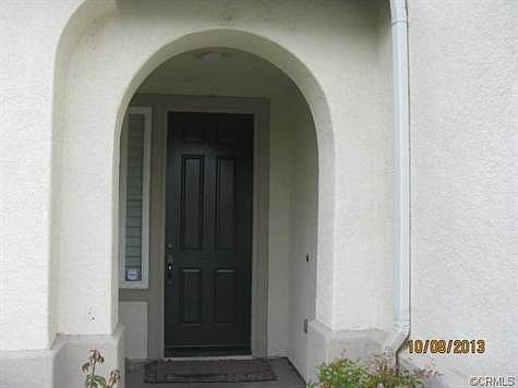 Front entryway w/ arch.