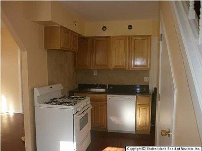 4th image of 216 Moreland St