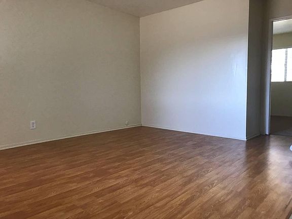 5th image of 210 Hamlet St APT 102