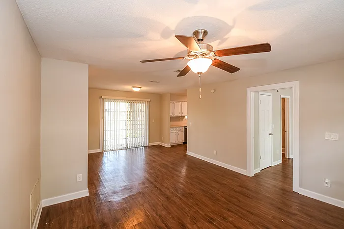 3 bed, 2.0 bath, 1319 sqft, $1,695 — Photo 4