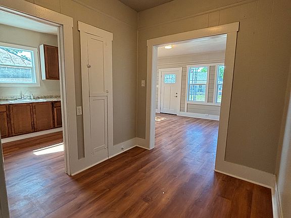 4th image of 1126 Essex St #2