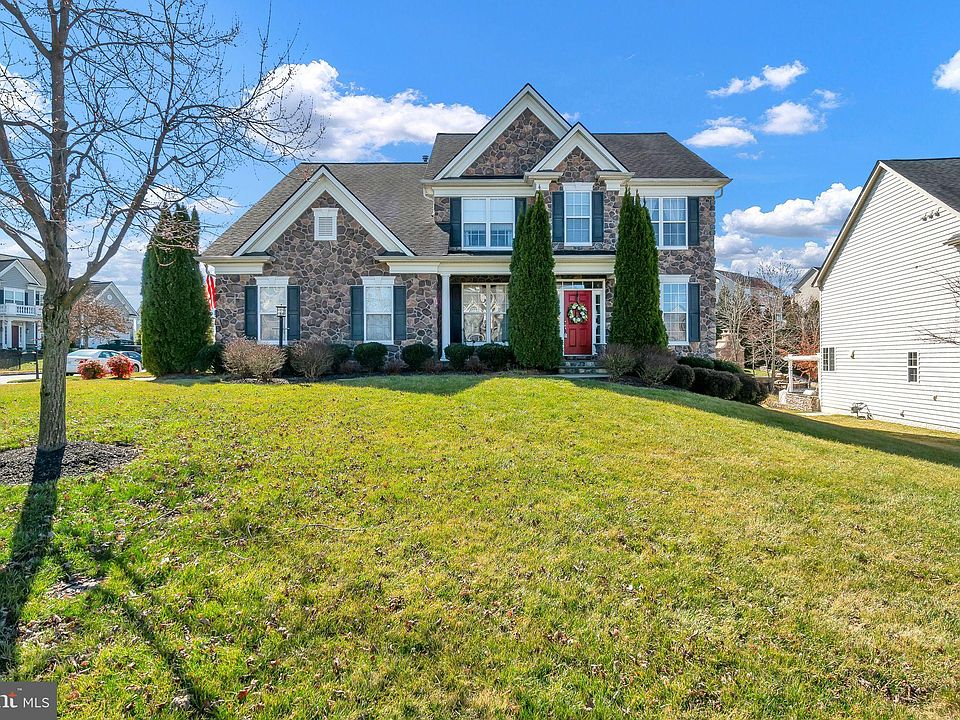 1st image of 4 Palisades Dr