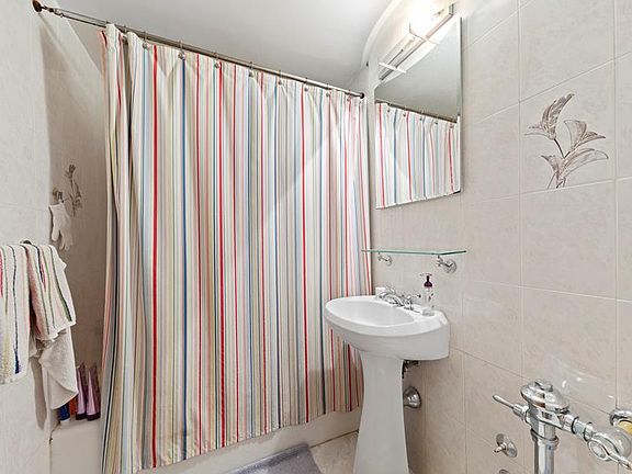 5th image of 35 E 38th St APT 6A