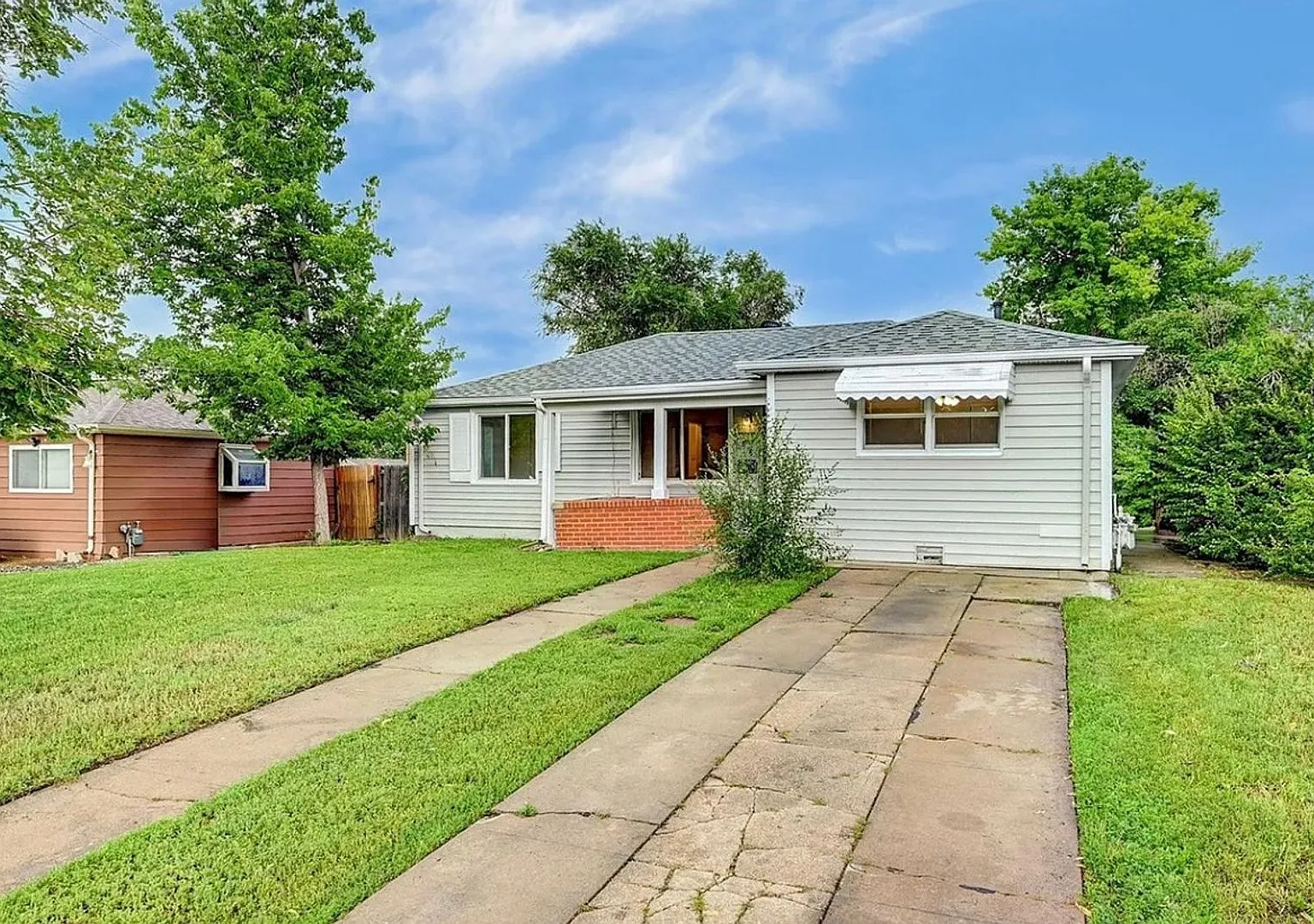 Charming 2 Bedroom Home Pets Welcome! — Photo 1