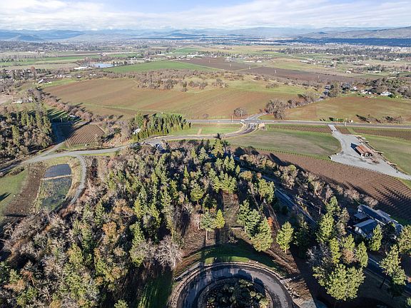 2nd image of 70 Vineyard View Cir