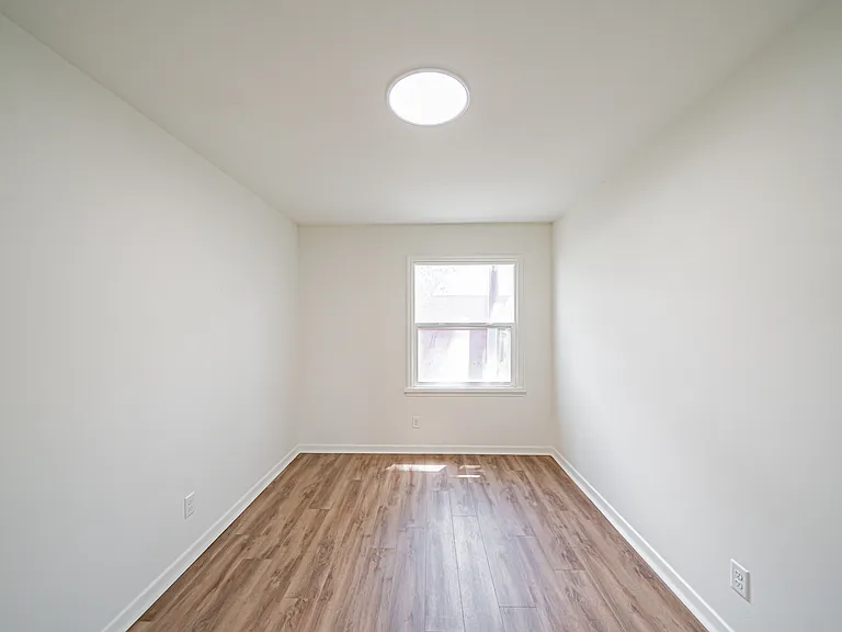 303 W 20th St #1 — Photo 9