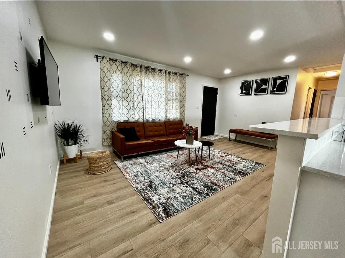 3 bed, 1.0 bath, 1008 sqft, $3,450 — Photo 2