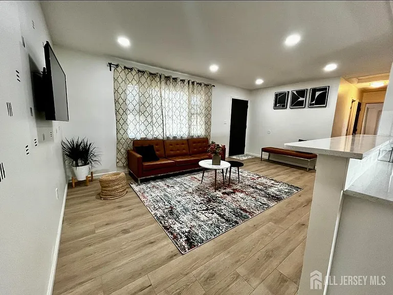 85 Woodrow Ave — Photo 2