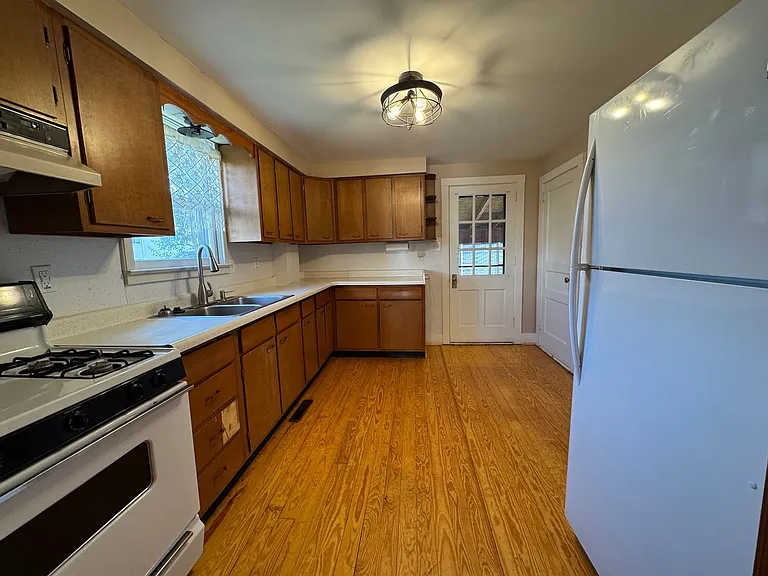 284 W Elizabeth St — Photo 8